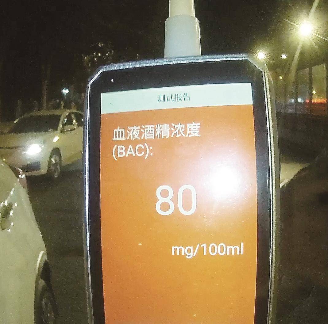 痛悔自己不該省百元代駕費 男子醉駕被查后自扇耳光 痛悔自己不該省百元代駕費 男子醉駕被查后自扇耳光