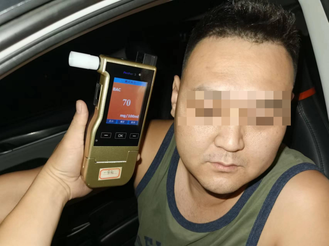 一男子喝酒看球狂歡后酒駕，三亞交警：禁駕5年！