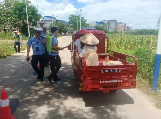 危險(xiǎn)！飲酒、無證還違法載人，道縣交警緊急叫停