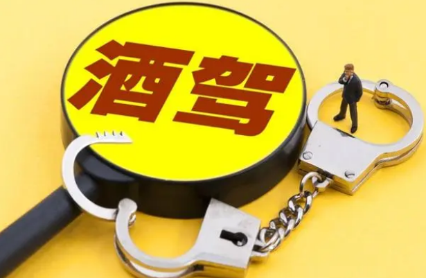 酒駕讓無駕照的女友來頂包……鄭州交警：罰！